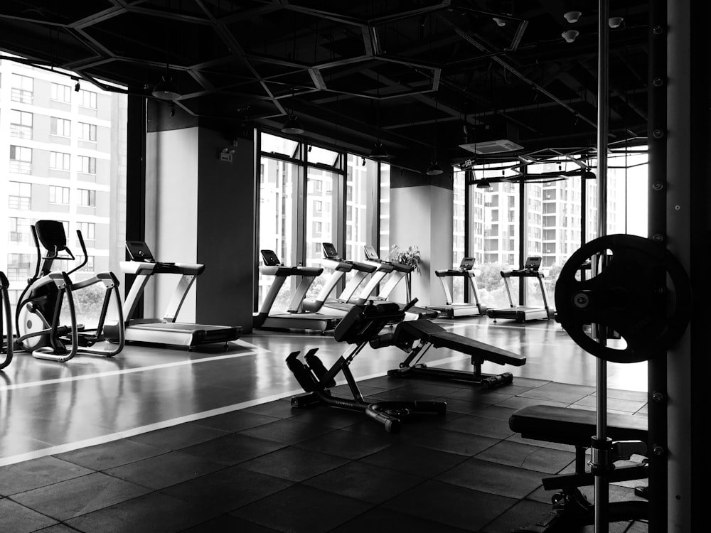 Koç eşliğinde antrenman yapan CrossFit sporcusu