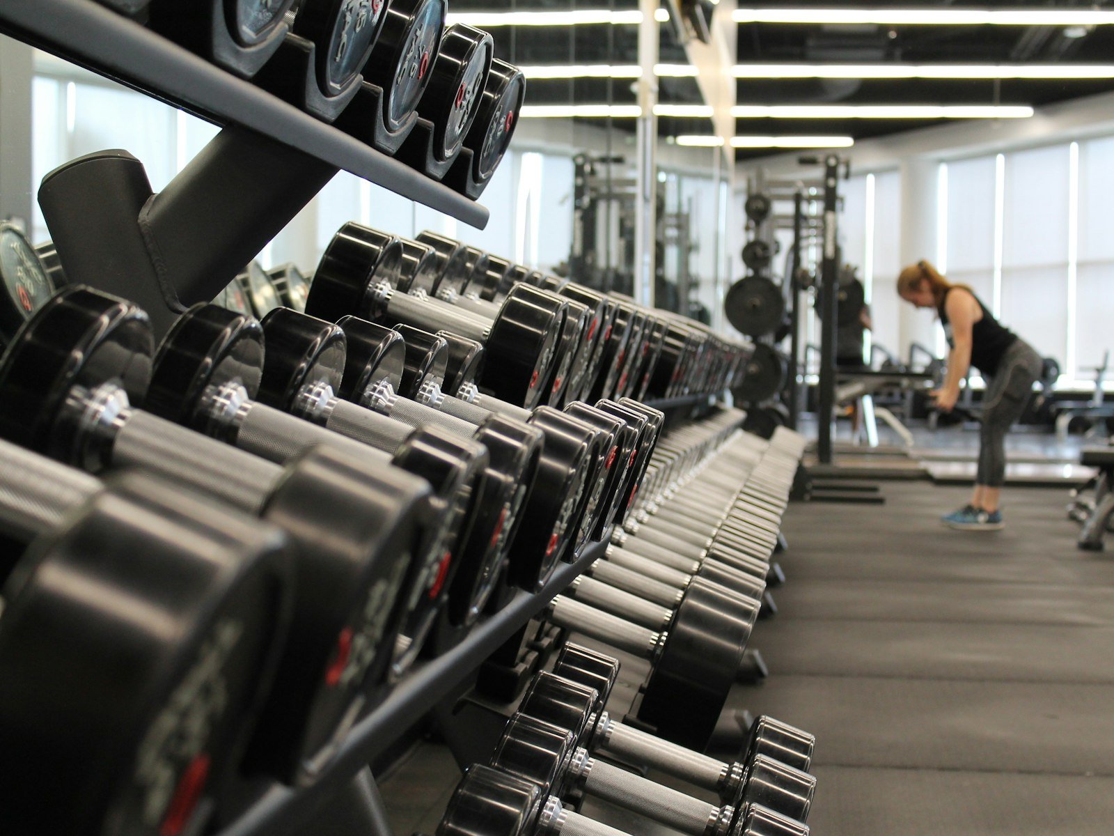 Enerjik CrossFit salonunda antrenman yapan sporcular
