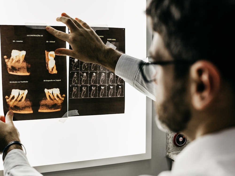 Klinik ekibi hastayı karşılıyor