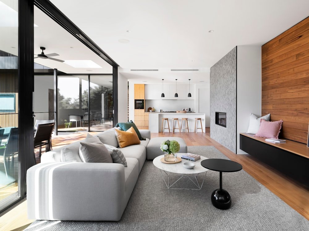 Açık plan salon, doğal ahşap detaylar
