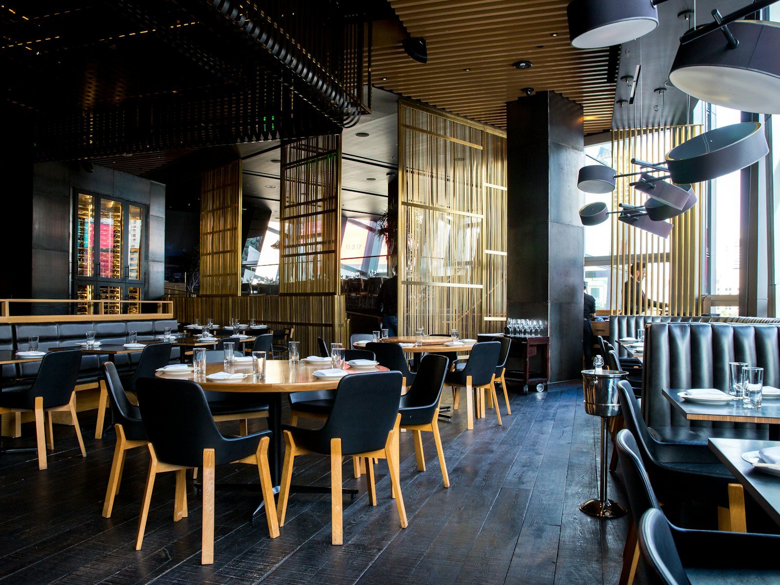 Loş ışıklı fine dining restoran salonu