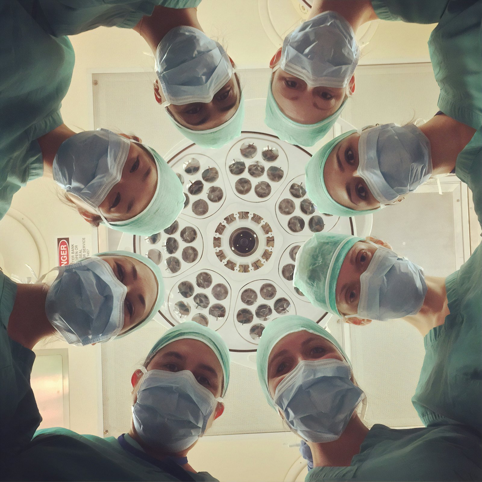 Asteria Clinic Konyaaltı'ndaki aydınlık ve sakin klinik resepsiyonu